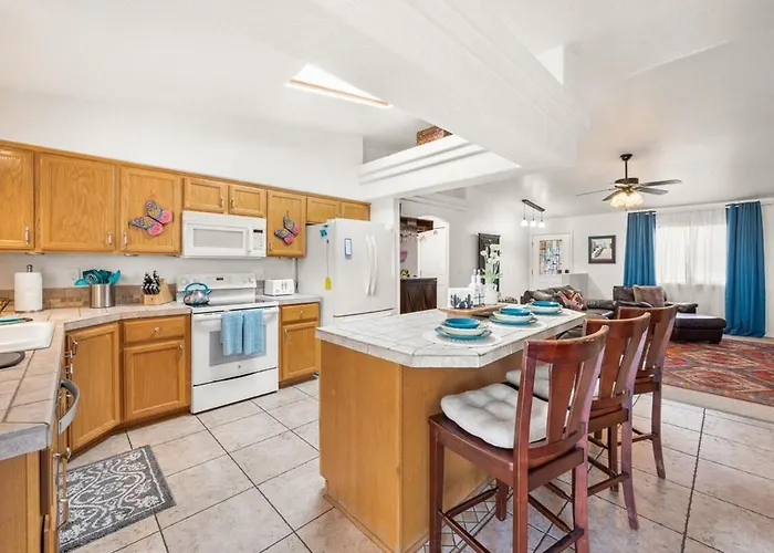 View, Themed Rooms, King Beds, Fire Pit Holiday home Lake Havasu City