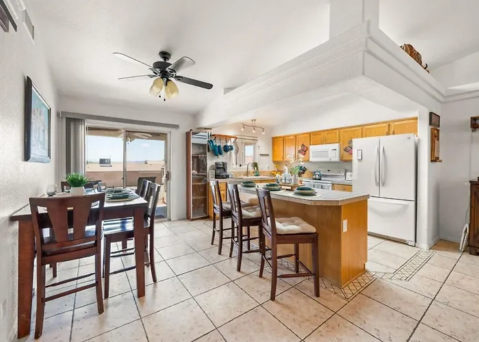 Holiday home View, Themed Rooms, King Beds, Fire Pit Lake Havasu City