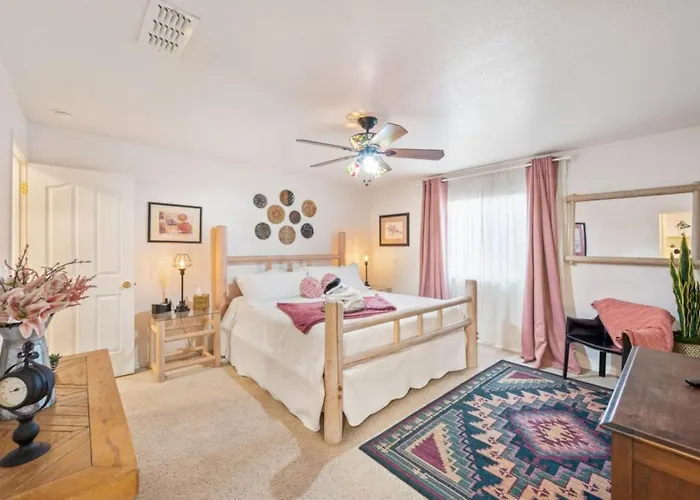 Holiday home View, Themed Rooms, King Beds, Fire Pit Lake Havasu City