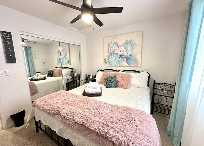 View, Themed Rooms, King Beds, Fire Pit Holiday home Lake Havasu City