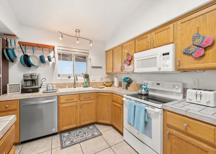 View, Themed Rooms, King Beds, Fire Pit Holiday home Lake Havasu City